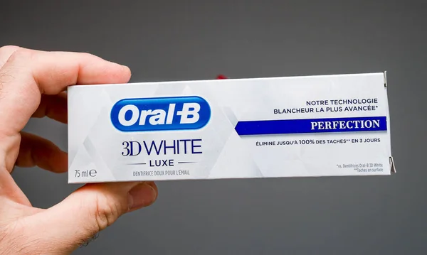 Man hand håller POV nya Oral-B 3D vit perfektion ny lyx — Stockfoto