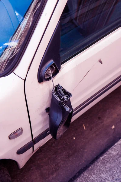 通りに停まっている古い白い車の側面図 — ストック写真