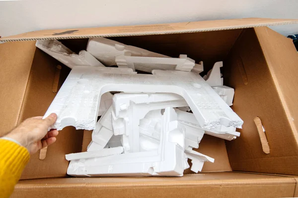 Polystyrene içeren karton içinde çoklu atık bulundurmak — Stok fotoğraf