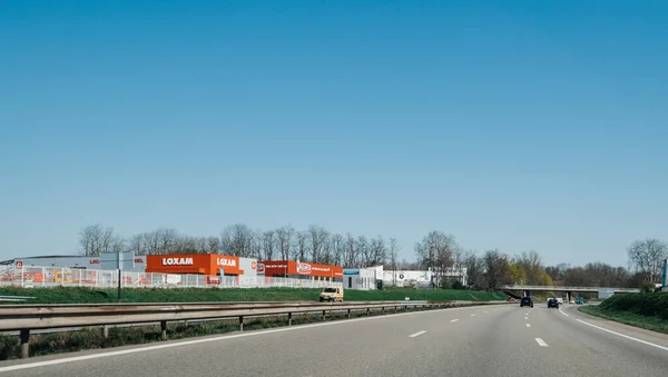 Lege snelweg met slechts twee auto 's in Frankrijk tijdens Covid-19 Coronavirus pandemieën — Stockfoto