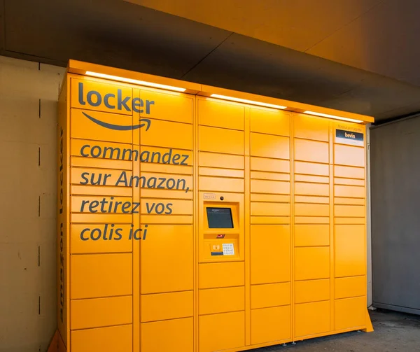 Seitenansicht eines einsamen Amazon Lockers mit großer Werbeinschrift — Stockfoto