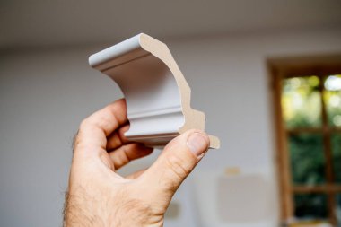 Erkek el ele tutuşması yenilenme odasına karşı yeni ahşap alaşımlı gri kalıp.