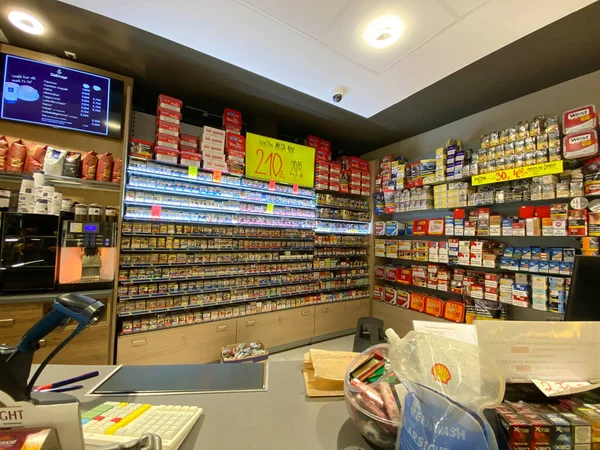 德国加油站柜台出售大量香烟的广角图 — 图库照片