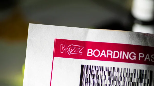 Makro zdjęcie karty pokładowej Wizz Air z logotypem — Zdjęcie stockowe
