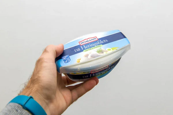 荷曼公司生产的迪尔氏鲱鱼片白色背衬包装保鲜 — 图库照片