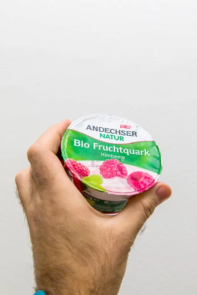 Bedrijf tegen witte achtergrond pakket van Andechser Natur bio yoghurt — Stockfoto