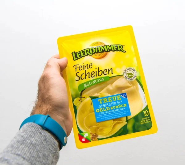 Pacote de queijo fresco Leerdammer Feine Scheiben em pacote amarelo — Fotografia de Stock