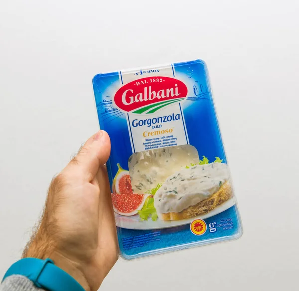 Белый фоновый пакет Gorgonzola Cremoso производства Galbani — стоковое фото