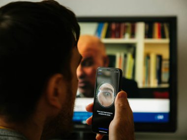 Apple iPhone XS Pro FaceID İsimsiz Hacker