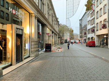 Strasbourg 'un merkezindeki Rue des Grande Arcades' te bir yetişkin adam haraç ödüyor.