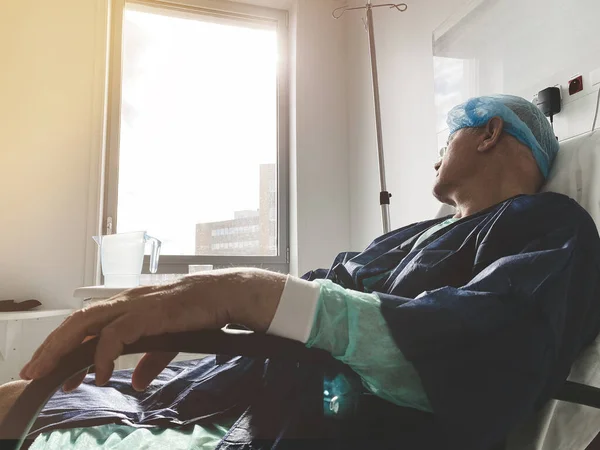 Liggen op de medische stoel senior man in modern ziekenhuis in Frankrijk — Stockfoto