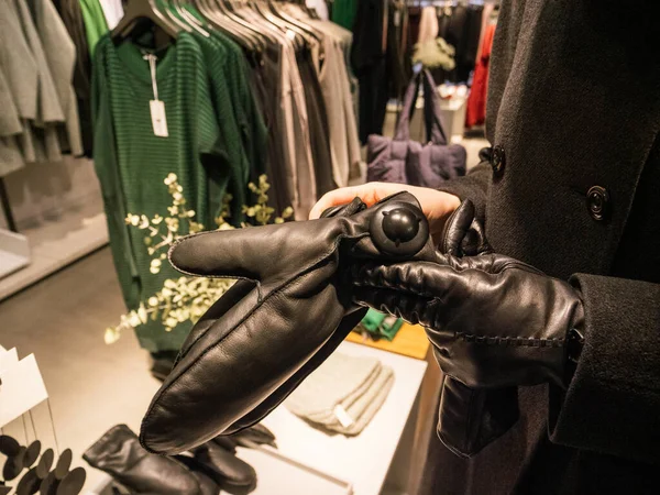 レザー高級冬の手袋のための女性のショッピングミトン — ストック写真