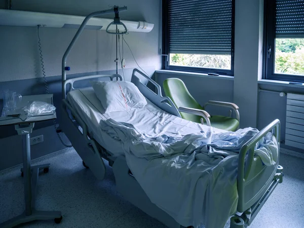 Cama de sala de hospital vacía con persianas en las ventanas dentro del hospital moderno —  Fotos de Stock