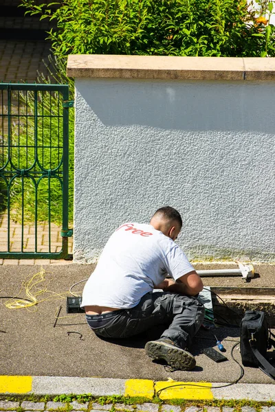 Man wearing Free Telecom t-shirt installing fiber optic — Stock Photo, Image