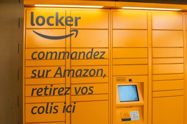 Haguenau, Fransa - 2 Nisan 2020: Çevrimiçi perakendecinin gönderdiği paketi almak için Amazon Locker 'ın önünde büyük bir reklam yazısı var