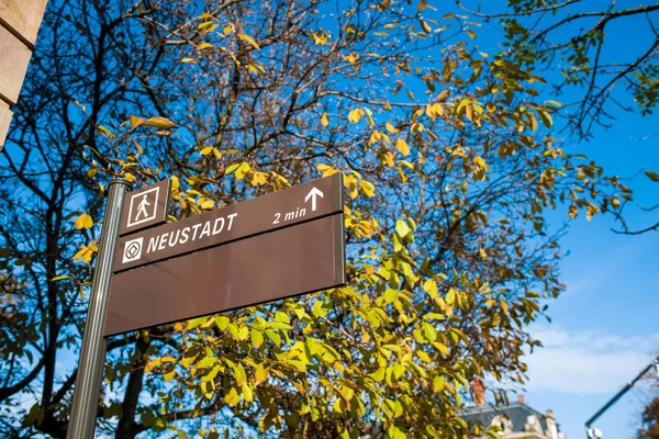 Flecha de dirección de señalización Neustadt en Strasb central ourg — Foto de Stock