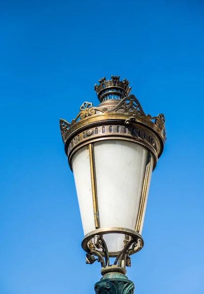 Vintage ulicy lampost z jasnym błękitnym niebem w tle — Zdjęcie stockowe