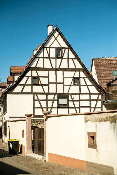 Casa típica da Alsácia de meia-madeira na cidade de Haguenau — Fotografia de Stock