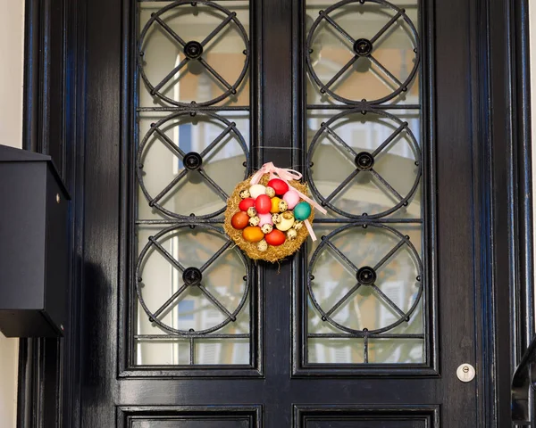 Padella lenta alla porta di lusso con sfondo di Pasqua — Foto Stock