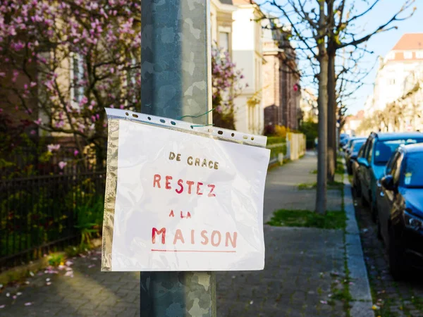 Rimani a casa messaggio sulla strada vuota — Foto Stock