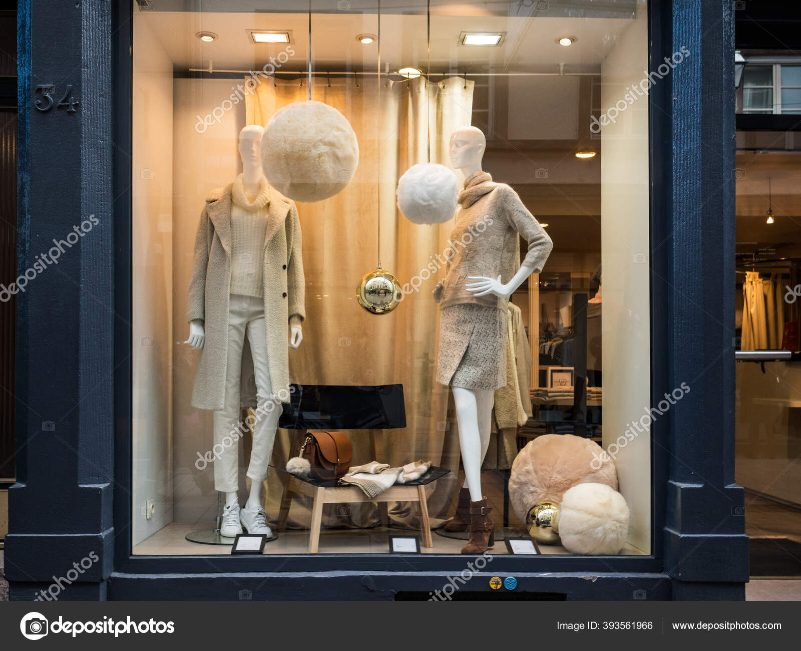 Manequins em uma vitrine de vidro de loja vendendo roupas de lã