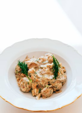 Lezzetli köfteli beyaz tabağın üstünden bak.