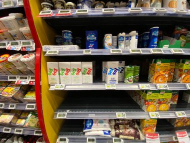 Coronavirus sırasında Fransız süpermarketinde tuz olarak birden fazla gıda ürününün rafları boş