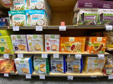 boş buğday ürünleri rafları ile upermarket