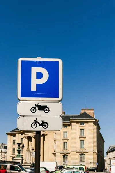 Parkeerplaats voor fietsen en motorfietsen met gedefocuste wazige stad — Stockfoto