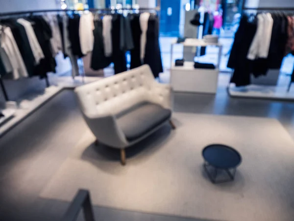 Lyxig tom soffa inne kläder mode butik — Stockfoto