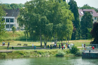 Coronavirus 'un kapanması nedeniyle Almanya' nın sınırları yeniden açtığını gösterme