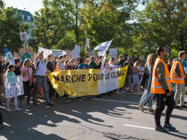 İklim değişikliği militanları Fransa 'nın Strazburg kentinde pankart protesto pankartı taşıyan eylemciler