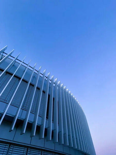 青い空のフランス病院の背の高い建物 — ストック写真