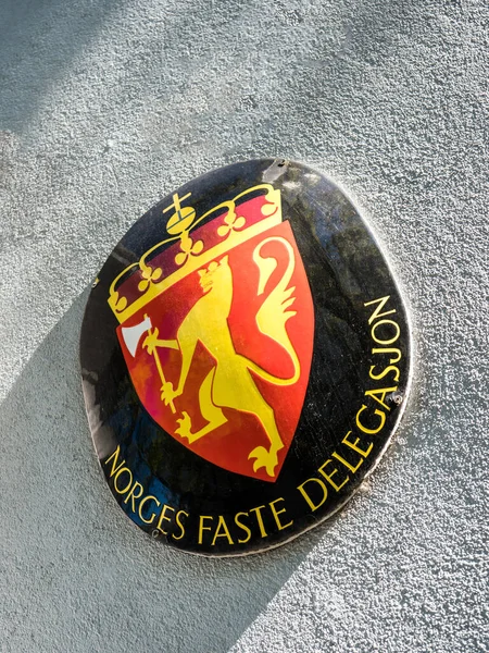 Norges faste Delegasjon traduit par Mission Permanente de Norvège sur la façade à Strasbourg — Photo