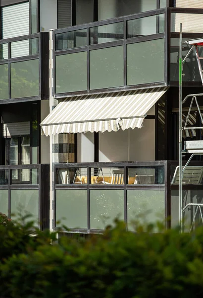Steiger geïnstalleerd nabij balkon met luifel in Franse stad — Stockfoto