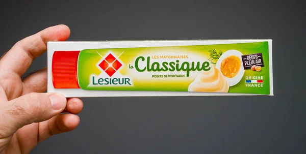 Pakket met Lesieur la Classique mayonaise met mosterd - gemaakt in Frankrijk — Stockfoto