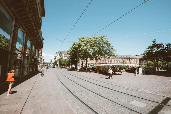 Niewielu pieszych i mieszkańców francuskiego centrum miasta podczas Coronavirus Covid -19 — Zdjęcie stockowe