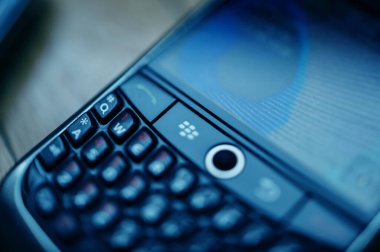 Blackberry 'nin klasik akıllı telefonunun yan görüntüsü