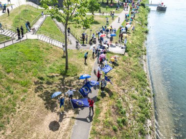 Coronavirus 'un kapanması nedeniyle Almanya' nın sınırları yeniden açtığını gösterme