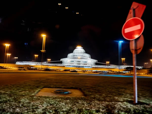 Gece Heydar Aliyev havaalanının bulanık görüntüsü — Stok fotoğraf
