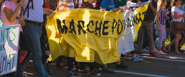 Activistas por el cambio climático con pancarta de protesta en la ciudad francesa de Estrasburgo — Foto de Stock