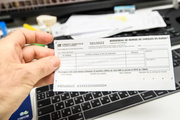 Hombre de la mano sosteniendo por encima del teclado del ordenador Crédito Agrícola — Foto de Stock