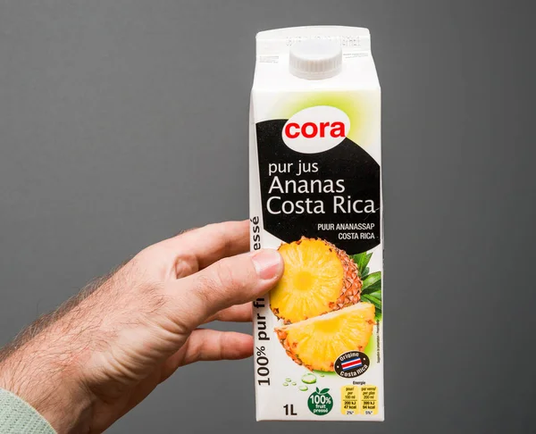 Handhållen förpackning med färsk Cora ren juice tillverkad av Costa Rica ananas — Stockfoto