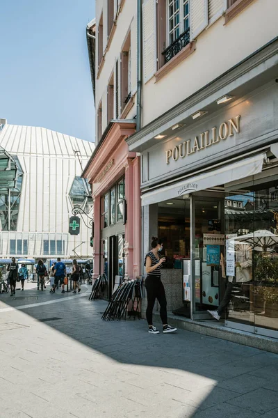 French city center with pedestrians on the first day of Cafe Poulaillon — Stock Photo, Image