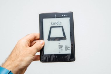 Erkek eli POV kişisel perspektifi yeni Amazon Kindle tutuyor