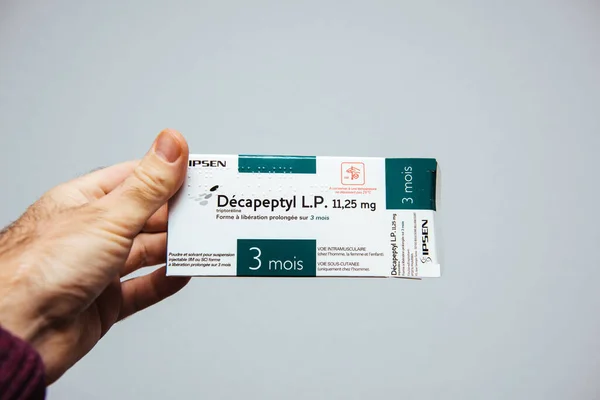 POV hane yla mot vit bakgrund Decapeptyl L.P. 11,25 MG — Stockfoto