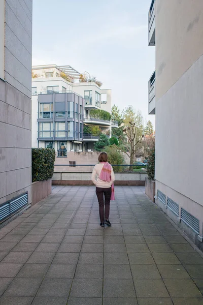 Vista trasera de una mujer soltera depresiva caminando en un cit concreto —  Fotos de Stock