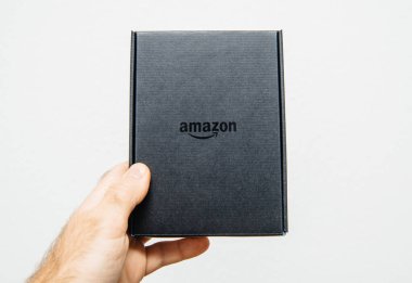 Erkek eli POV kişisel perspektifi yeni Amazon Kindle tutuyor