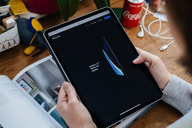 iPhone 'a bakan kadın iPad Pro tabletinde Se