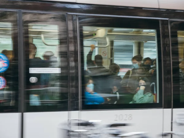 Scena miejska - Nieostry widok sylwetek osób wewnątrz tramwaju — Zdjęcie stockowe